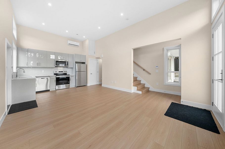 361 E 22nd Street North Vancouver, BC - 28