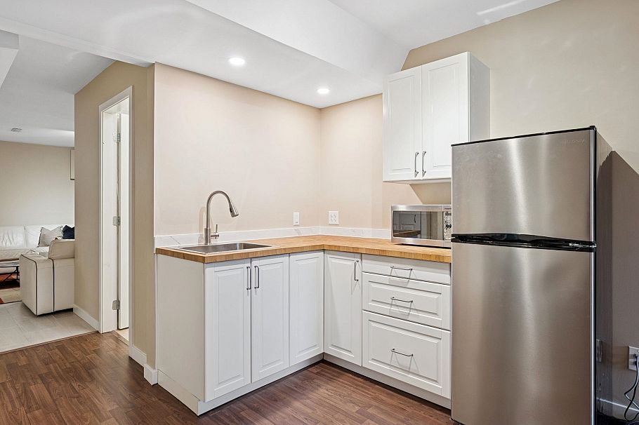 353 E 5th Street North Vancouver, BC - 32