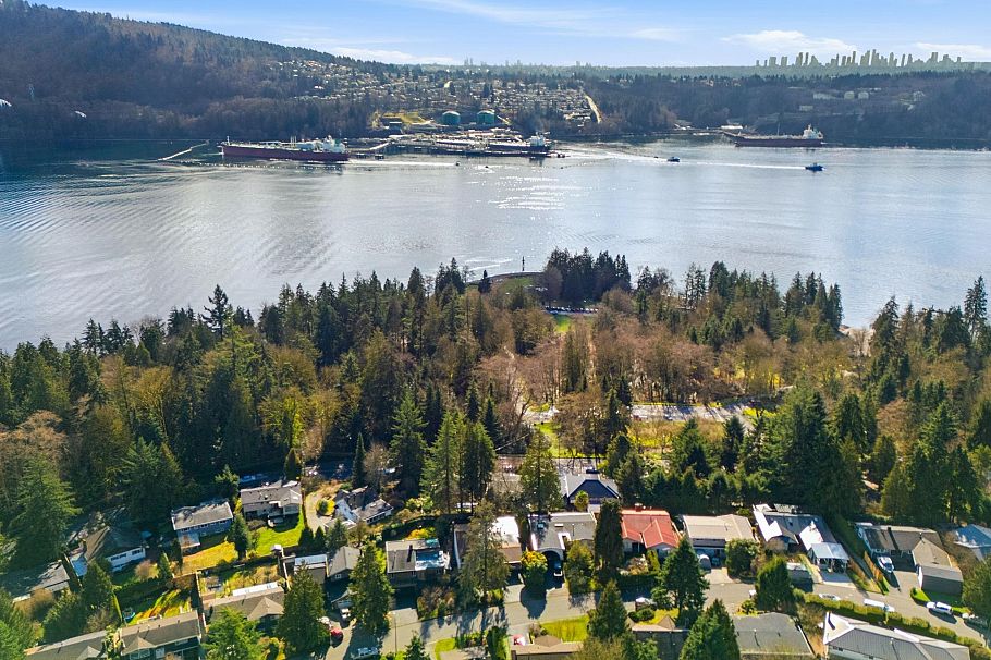 4174 Dollarton Highway North Vancouver, BC - 30