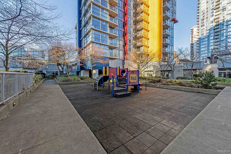 1209 131 Regiment Square Vancouver, BC - 30