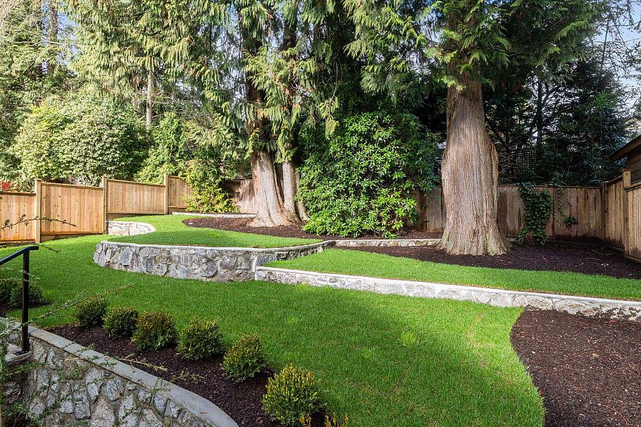 1232 Wellington Drive North Vancouver, BC - 37