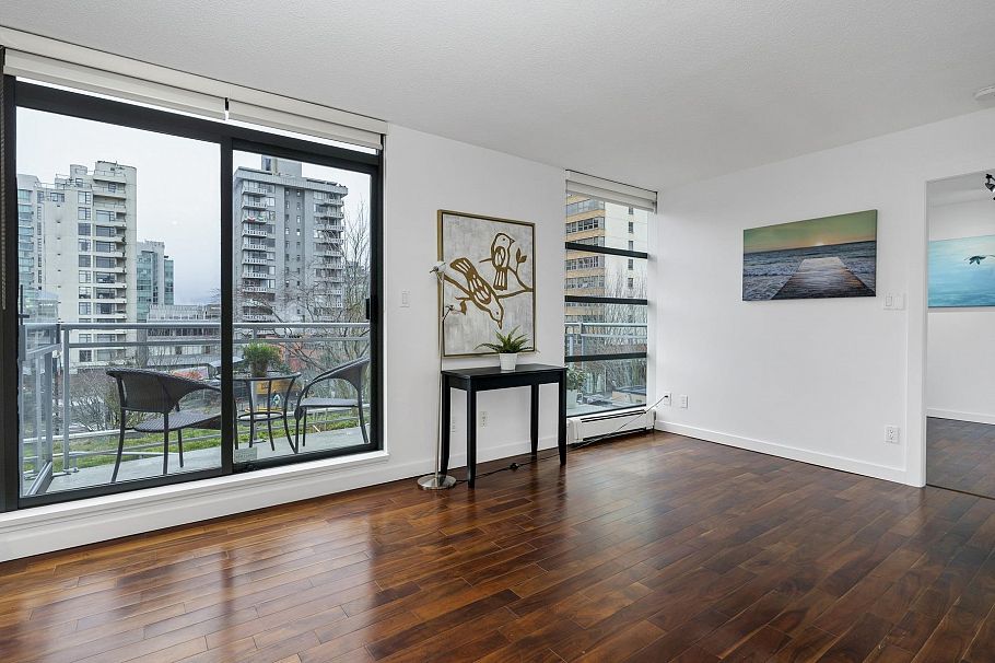 308 1688 Robson Street Vancouver, BC - 2