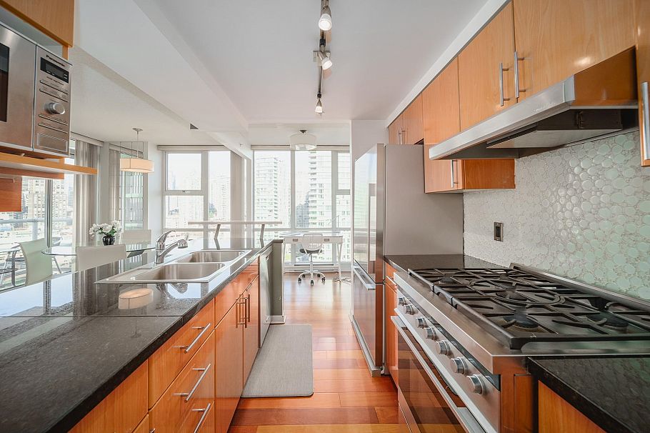 1906 1077 Marinaside Crescent Vancouver, BC - 6