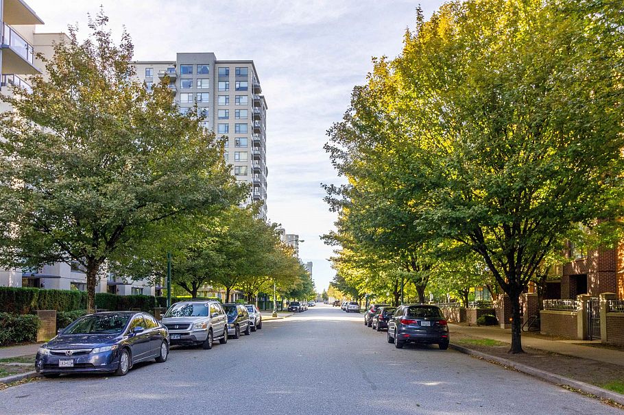 305 3588 Crowley Drive Vancouver, BC - 27