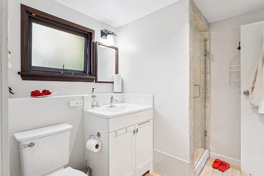 430 W Kings Road North Vancouver, BC - 22