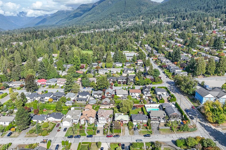 430 W Kings Road North Vancouver, BC - 33