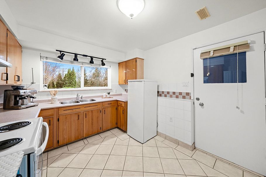 4174 Dollarton Highway North Vancouver, BC - 19