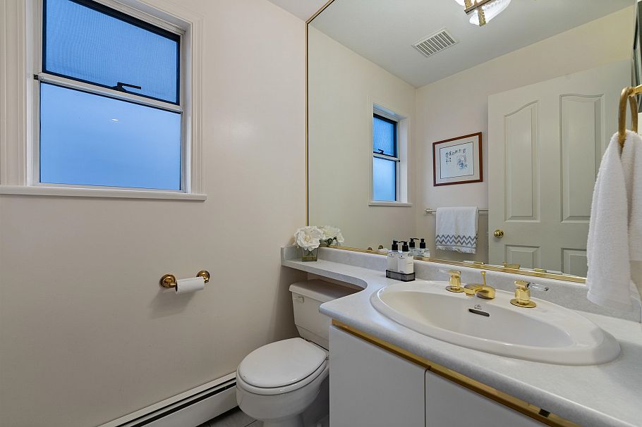 2133 W 49th Avenue Vancouver, BC - 16