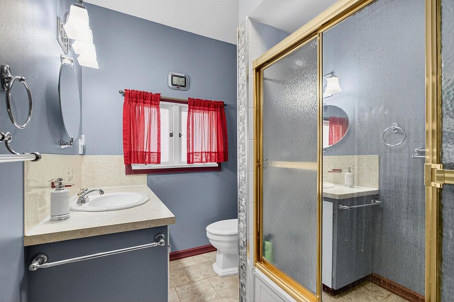 2284 E 45th Avenue Vancouver, BC - 18