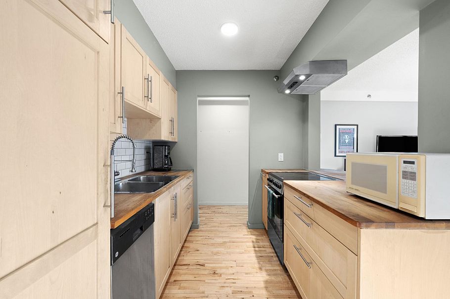 104 1549 Kitchener Street Vancouver, BC - 2