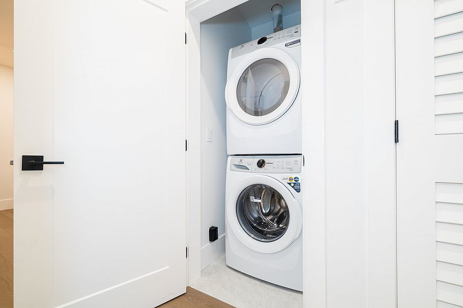 2735 W 8th Avenue Vancouver, BC - 27