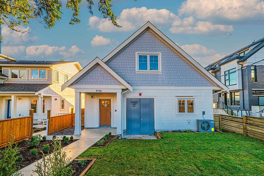 972 Park Drive Vancouver, BC - 1