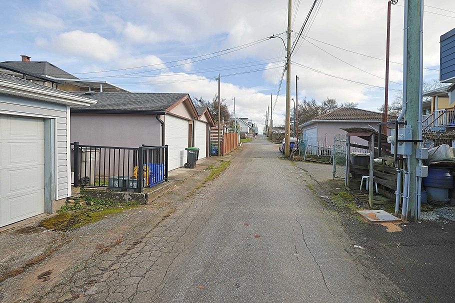 2584 E Georgia Street Vancouver, BC - 22