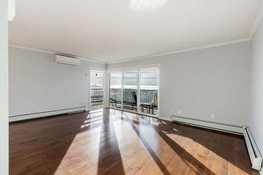 318 3080 Lonsdale Avenue North Vancouver, BC - 2