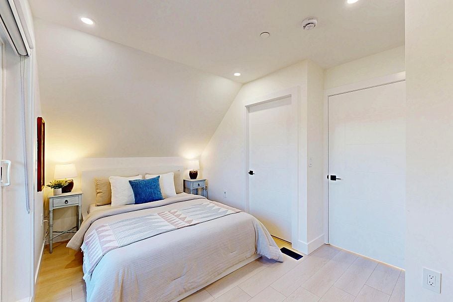 2 3425 Archimedes Street Vancouver, BC - 32