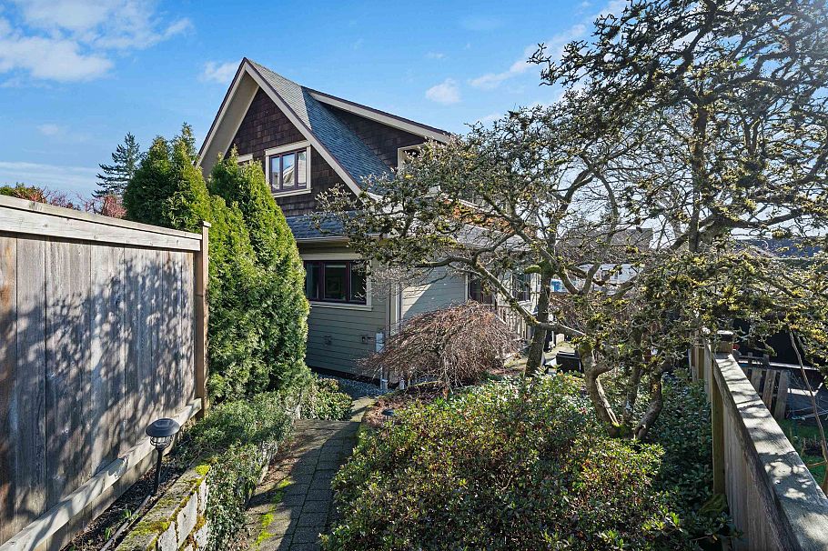 335 E 8th Street North Vancouver, BC - 9