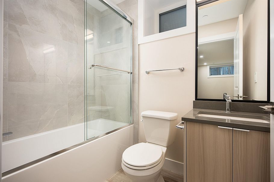 1 58 E 39th Avenue Vancouver, BC - 24