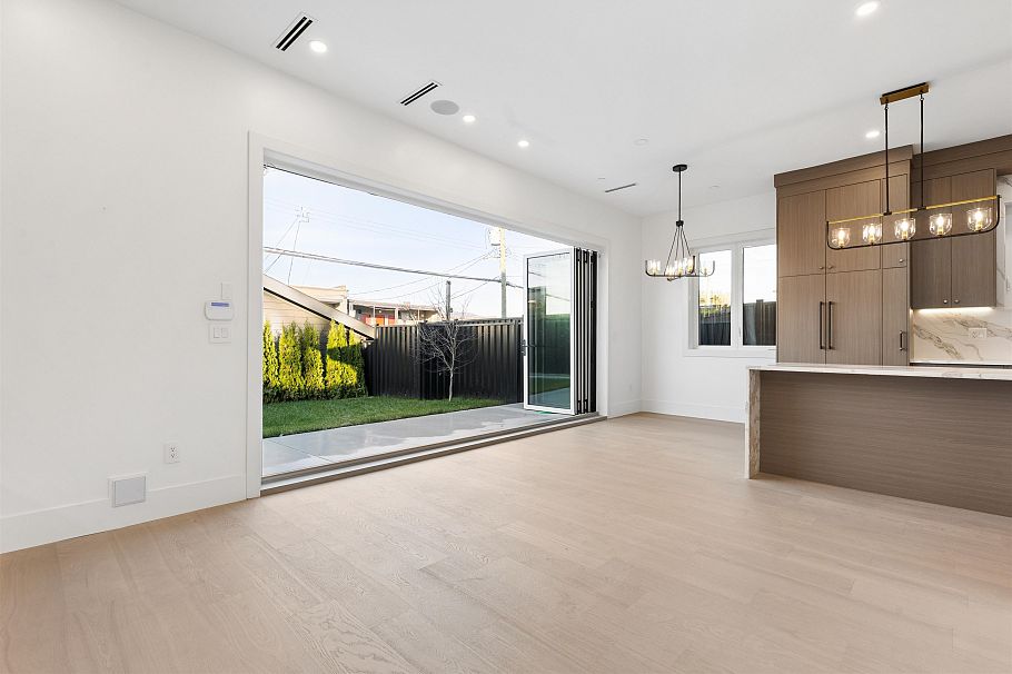 2 847 E 10 Avenue Vancouver, BC - 2