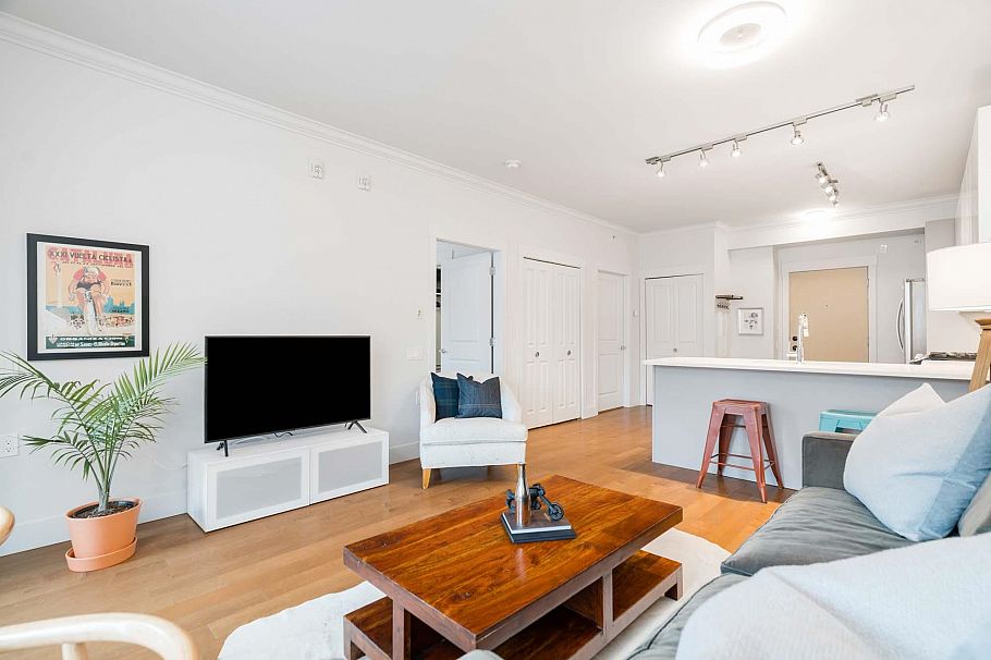 403 857 W 15th Street North Vancouver, BC - 4