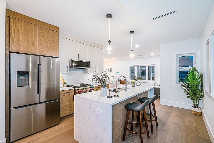 2735 W 8th Avenue Vancouver, BC - 8