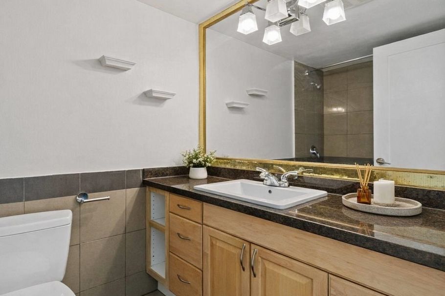 202 250 W 1st Street North Vancouver, BC - 6