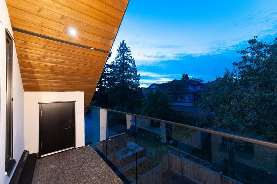 2 773 E 61st Avenue Vancouver, BC - 5