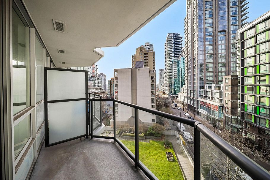 706 1212 Howe Street Vancouver, BC - 4