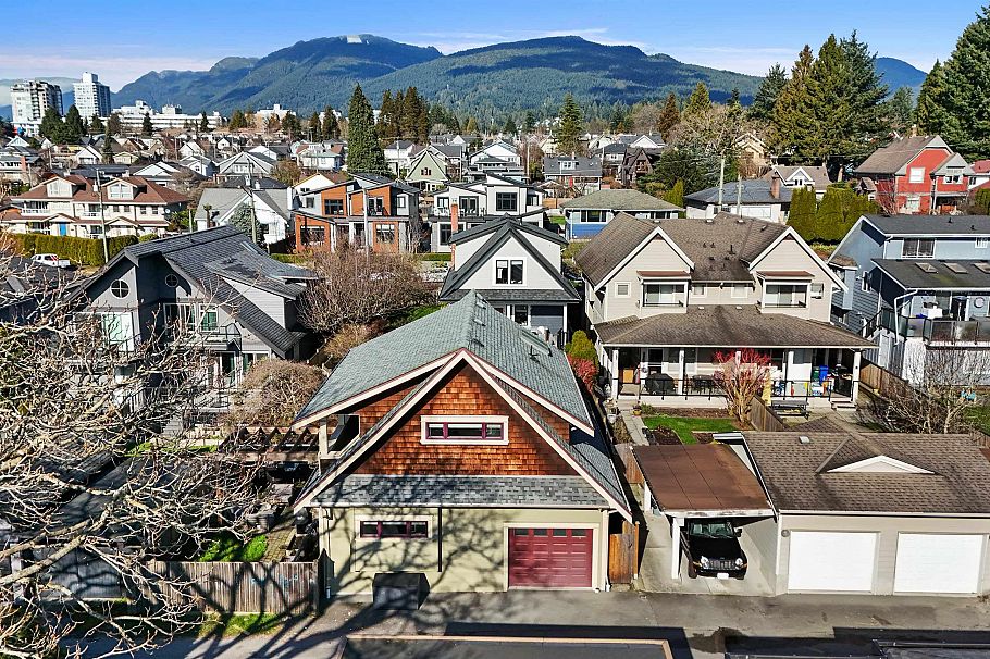 335 E 8th Street North Vancouver, BC - 36