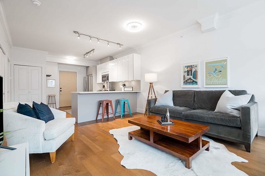 403 857 W 15th Street North Vancouver, BC - 2