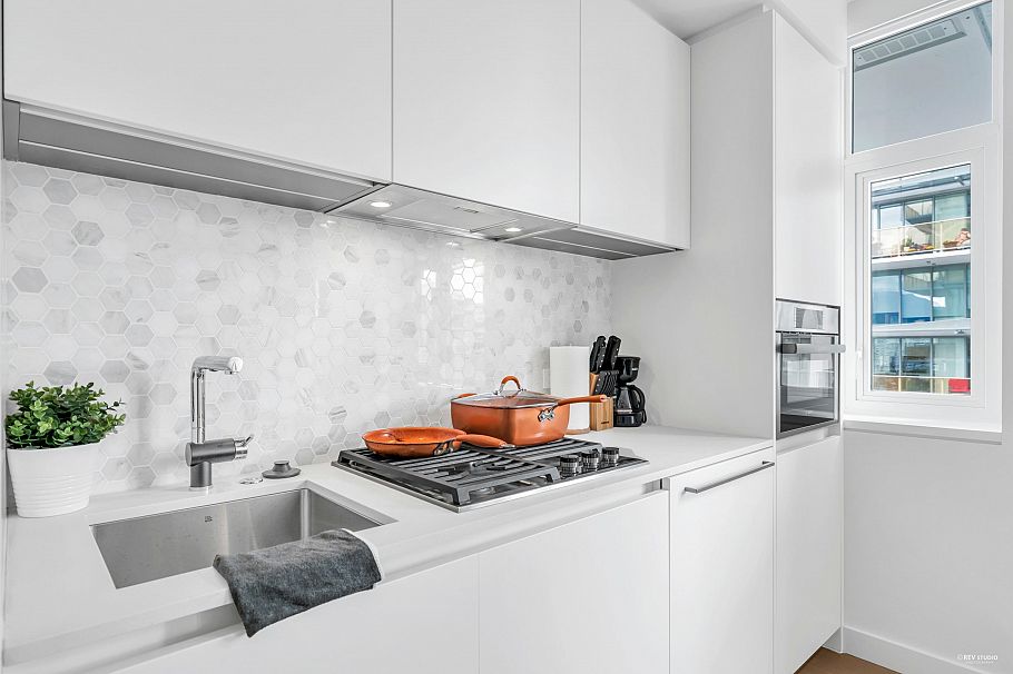 906 1180 Broughton Street Vancouver, BC - 9