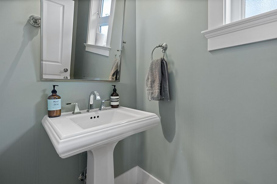 335 E 8th Street North Vancouver, BC - 18