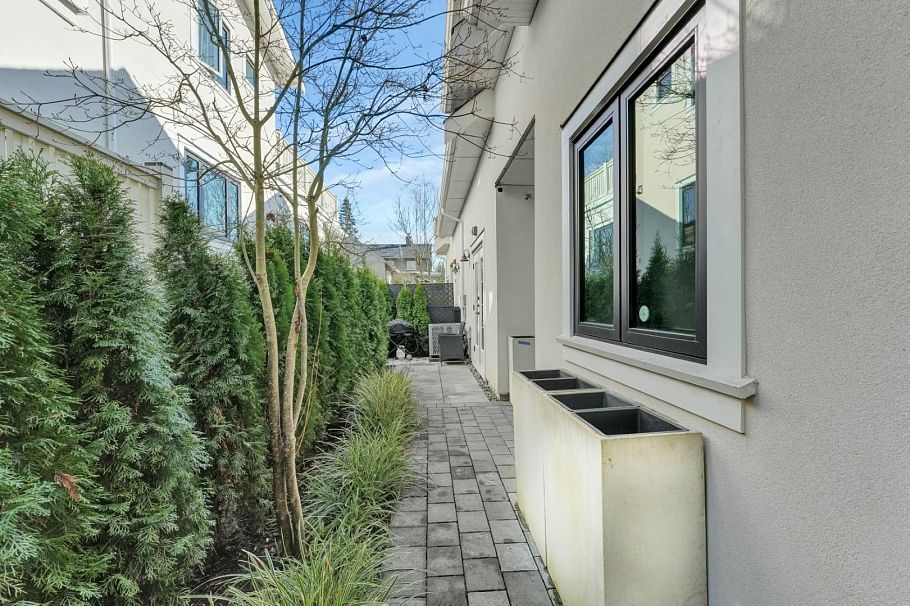 1232 W 26th Avenue Vancouver, BC - 25