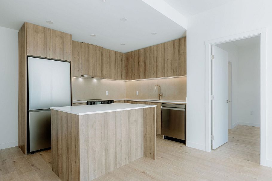 305 3594 Malsum Drive North Vancouver, BC - 1