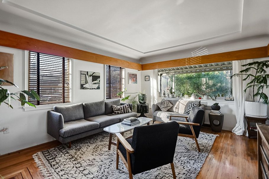 228 E 26th Avenue Vancouver, BC - 3