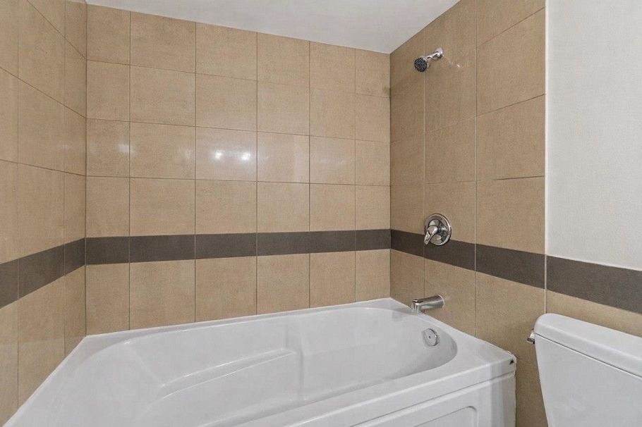 202 250 W 1st Street North Vancouver, BC - 7