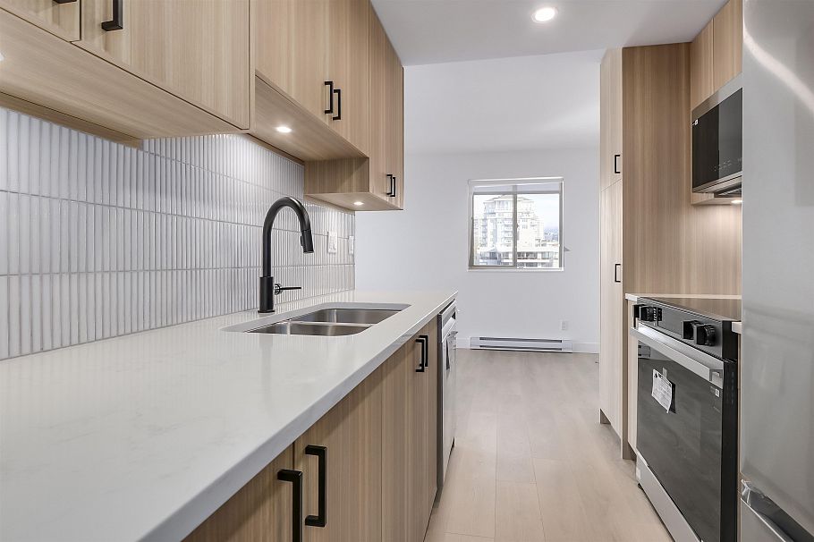 1206 110 W 4th Street North Vancouver, BC - 2