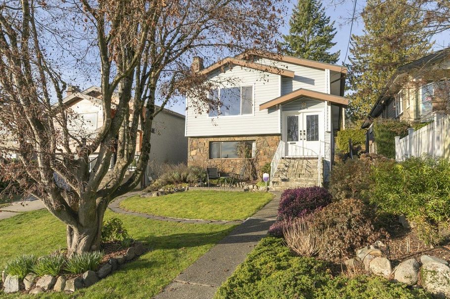 324 W 28th Street North Vancouver, BC - 1