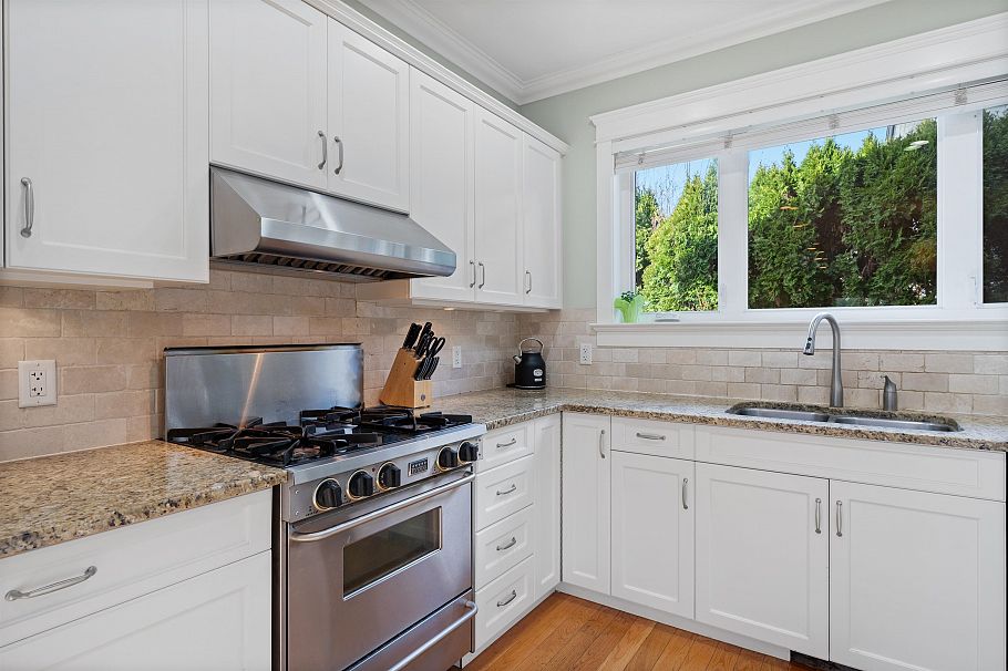 335 E 8th Street North Vancouver, BC - 16