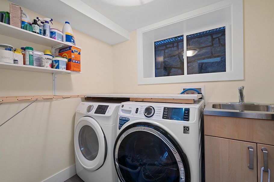 335 E 8th Street North Vancouver, BC - 34