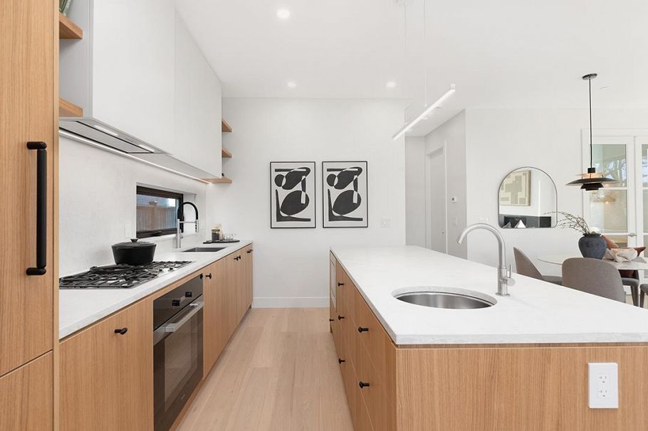 396 W 21 Avenue Vancouver, BC - 11