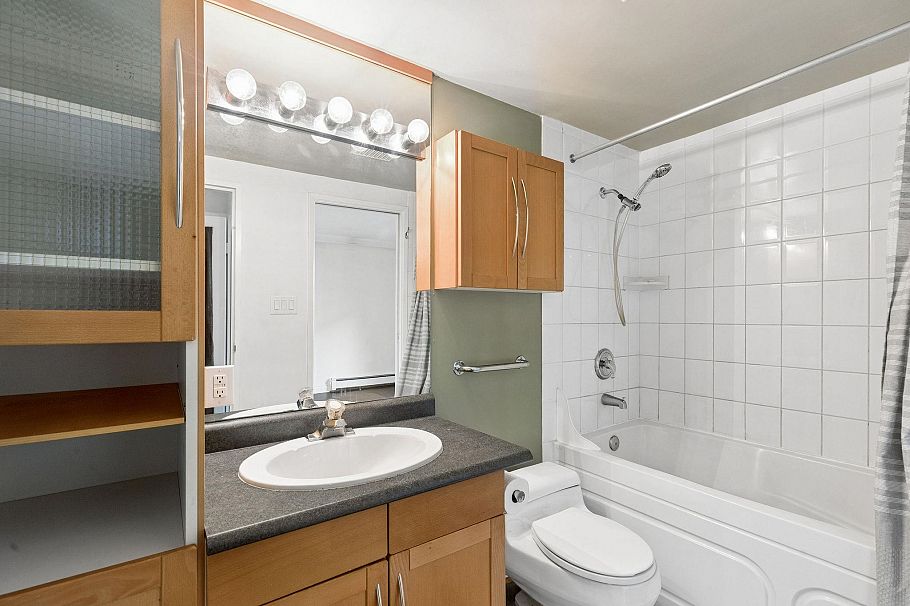 203 330 E 1st Street North Vancouver, BC - 24