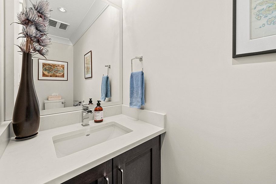 244 E 18th Street North Vancouver, BC - 18