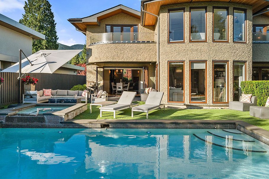 2809 Edgemont Boulevard North Vancouver, BC - 2