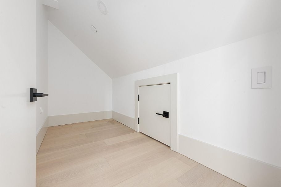 1 375 E 33rd Avenue Vancouver, BC - 33