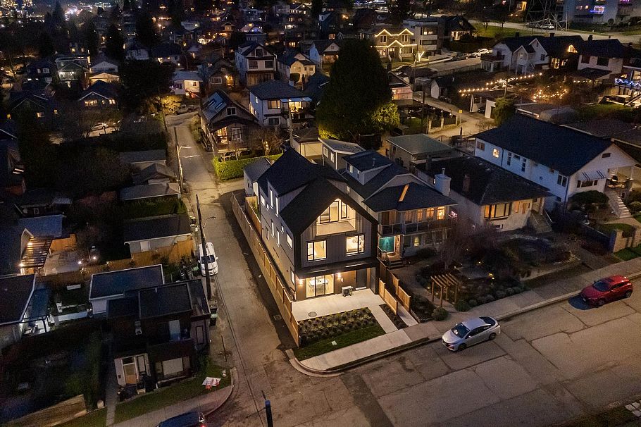 1 3623 Triumph Street Vancouver, BC - 27