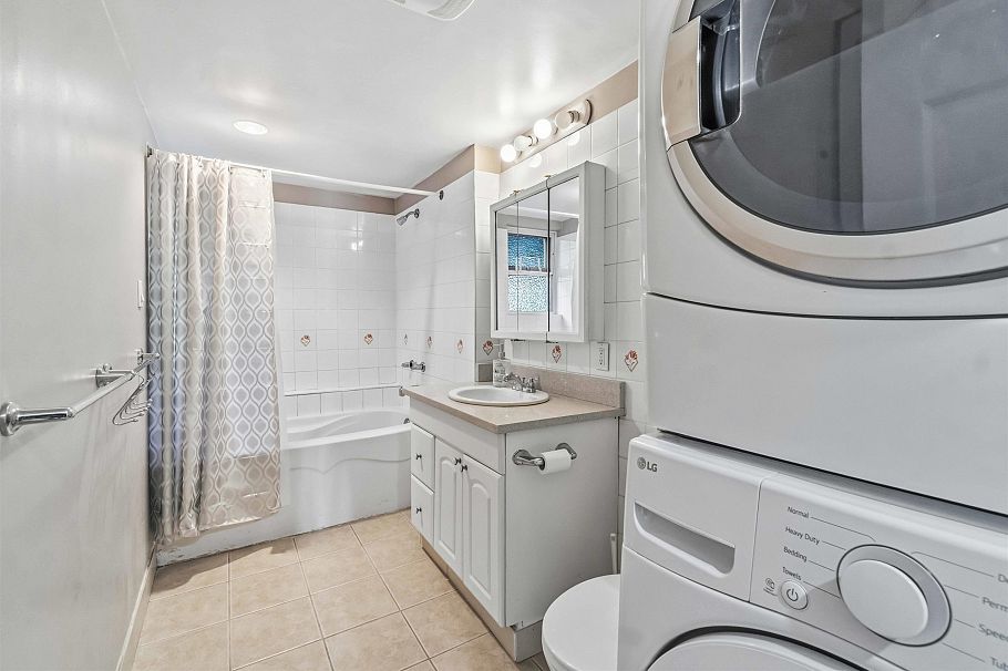 552 W 29th Street North Vancouver, BC - 24