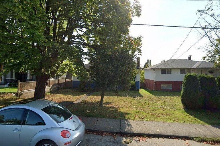 439 E 16th Street North Vancouver, BC - 1