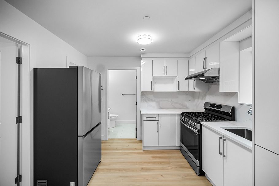 2076 E 50th Avenue Vancouver, BC - 14