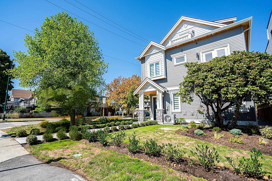 2107 E 33rd Avenue Vancouver, BC - 25