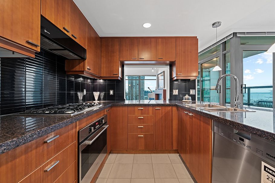 605 1680 Bayshore Drive Vancouver, BC - 2